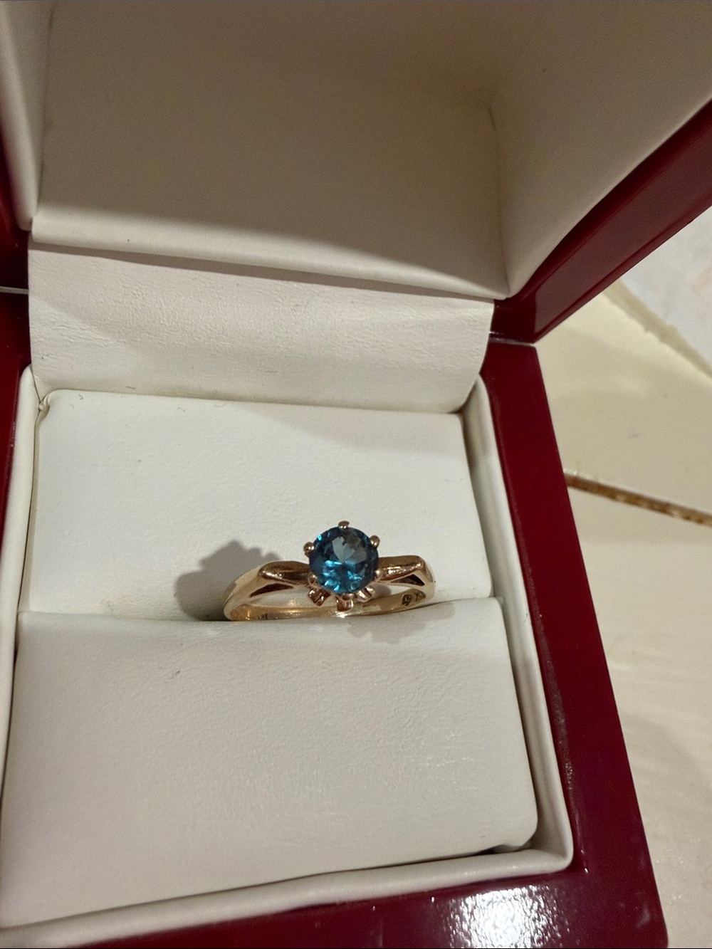 Beautiful Vintage estate women’s Blue Topaz Ring in 10k